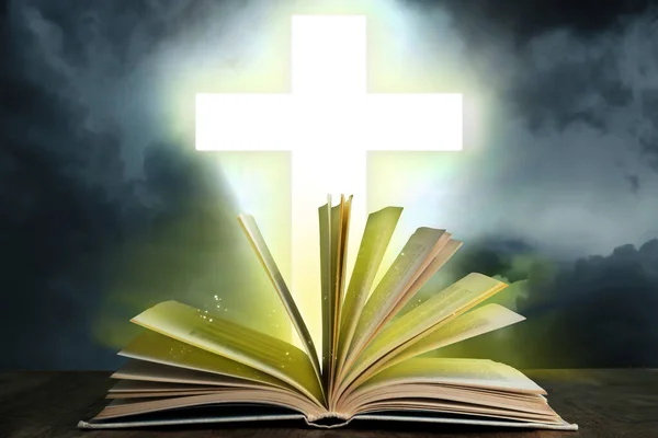 Силуэт Креста Открытая Библия Сером Столе Против Облачного Неба — стоковое фото
