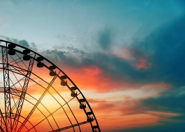 Όμορφη Μεγάλη Ρόδα Ferris Εξωτερικούς Χώρους Στο Ηλιοβασίλεμα — Φωτογραφία Αρχείου