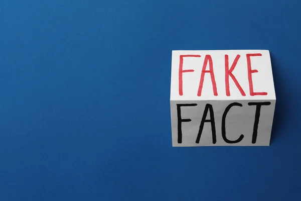 Φύλλο Χαρτιού Λέξεις Fact Fake Blue Background Top View Χώρος — Φωτογραφία Αρχείου