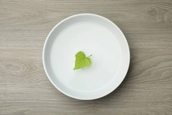 White Bowl Water Green Leaf Wooden Table Top View — 图库照片