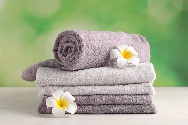 Soft Folded Towels Plumeria Flowers White Wooden Table — Foto de Stock