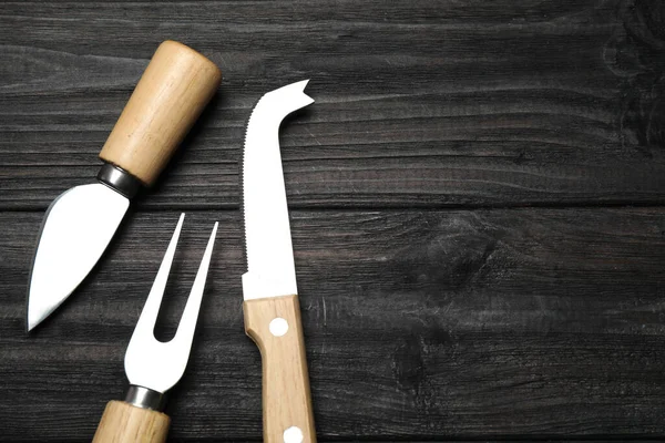 Cuchillos Queso Tenedor Sobre Mesa Madera Negra Plano Espacio Para — Foto de Stock