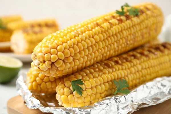 Tasty Grilled Corn Wooden Board Closeup — Stock Photo, Image