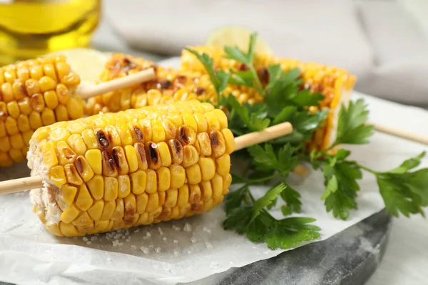 Ízletes Grillezett Kukorica Asztalon Közelről — Stock Fotó