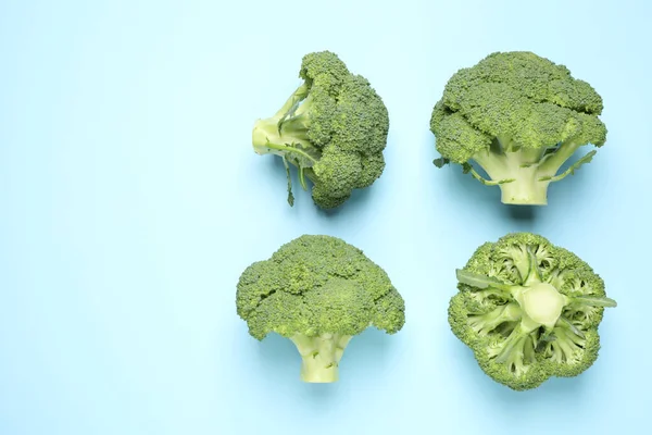 Brokoli Segar Dengan Latar Belakang Biru Muda Berbaring Rata — Stok Foto