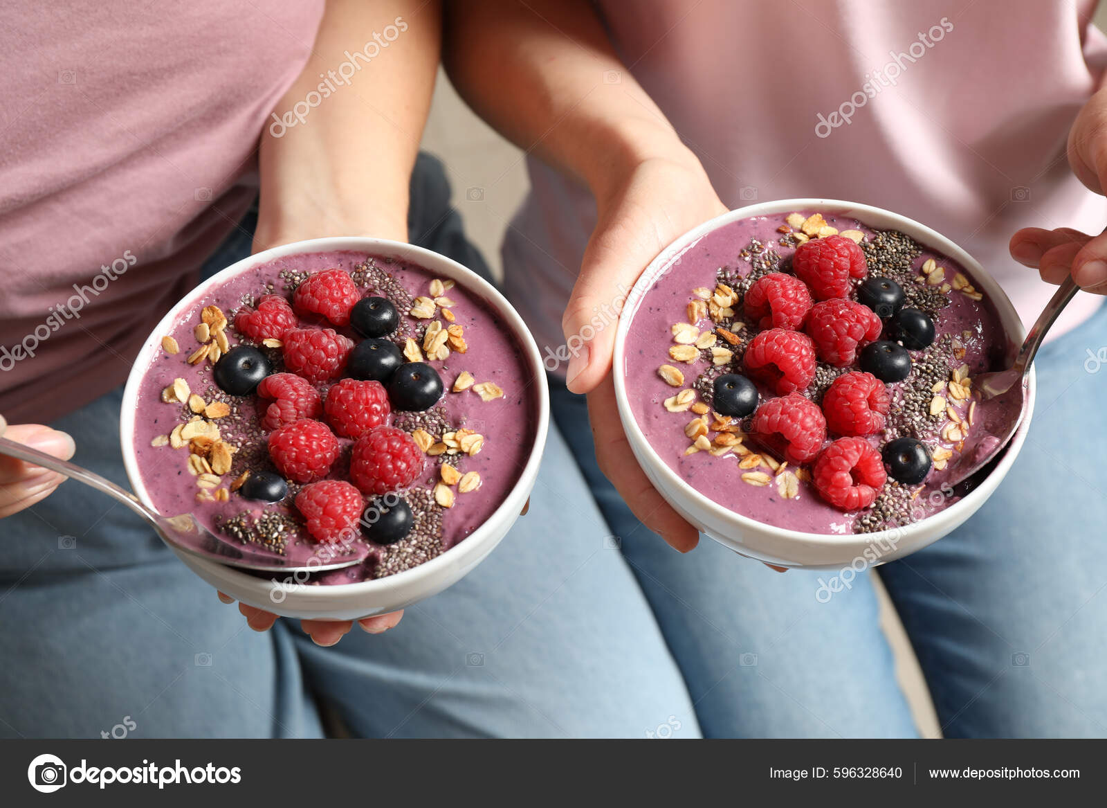 Pai e filho comem sobremesa com sementes de chia e manga à beira da piscina  pela manhã. alimentação saudável, comida vegetariana, dieta e conceito de  pessoas