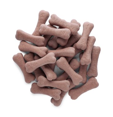 Beyaz arkaplanda kemik şekilli köpek kurabiyeleri, üst görünüm