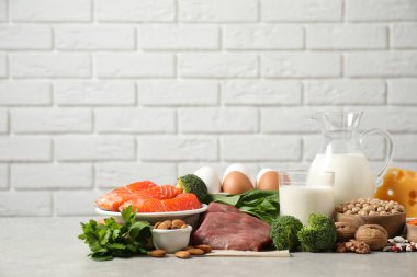 Işık tablosunda protein açısından zengin farklı ürünler