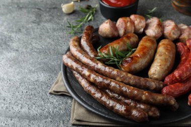 Koyu gri masada değişik lezzetli atıştırmalıklar, metin için boşluk