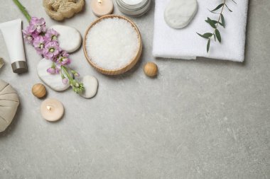 Gri mermer masa üzerinde kozmetik malzemeli düz kompozisyon, metin için boşluk. Spa tedavisi