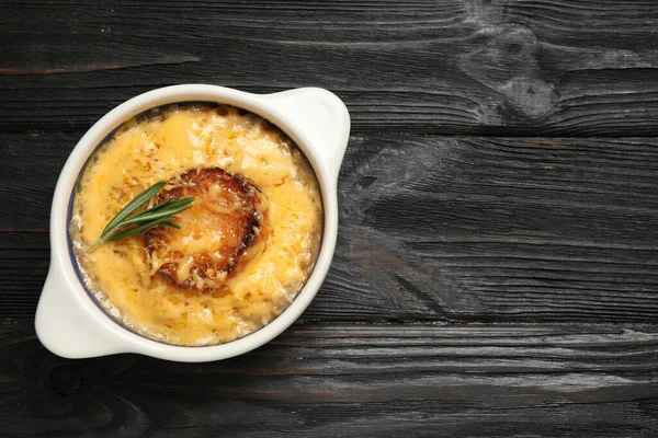 Tasty Homemade French Onion Soup Black Wooden Table Top View — Fotografie, imagine de stoc