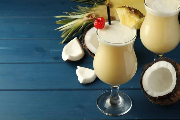 Вкусные Коктейли Ингредиенты Pina Colada Синем Деревянном Столе Место Текста — стоковое фото