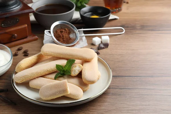Leckere Kekse Und Andere Tiramisu Zutaten Auf Holztisch Platz Für — Stockfoto