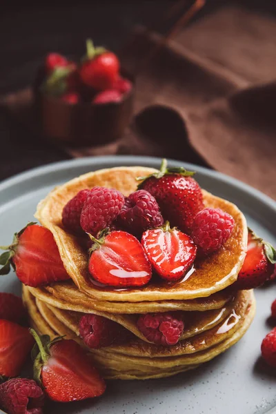 Leckere Pfannkuchen Mit Frischen Beeren Und Honig Auf Teller Nahaufnahme — Stockfoto