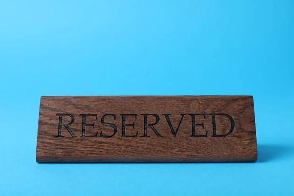 Elegant Wooden Sign Reserved Light Blue Background — Stock fotografie
