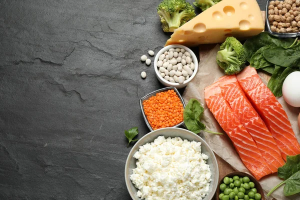 Siyah masa üzerinde protein açısından zengin ürünler. Metin için boşluk