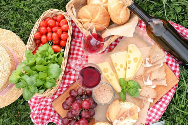 Picnic Blanket Wine Food Green Grass Top View — Foto Stock