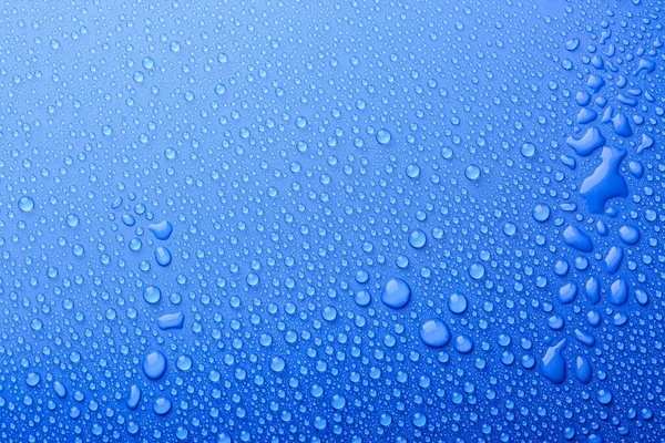 Gotas Agua Sobre Fondo Azul Vista Superior — Foto de Stock