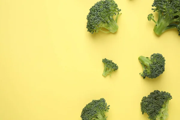 Broccoli Proaspăt Gustoase Fundal Galben Plat Spațiu Pentru Text — Fotografie, imagine de stoc