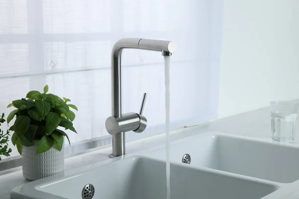 Stream Water Flowing Tap Kitchen — 图库照片