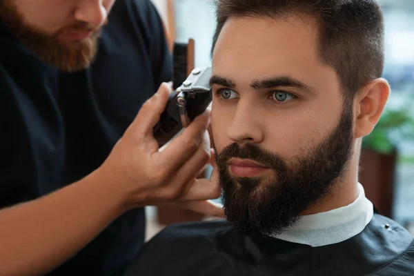 Profesjonalny Fryzjer Pracujący Klientem Salonie Fryzjerskim Zbliżenie — Zdjęcie stockowe