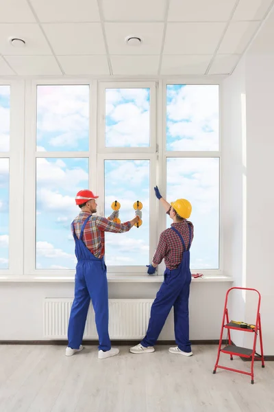 Workers Using Suction Lifters Plastic Window Installation Indoors — Stok fotoğraf