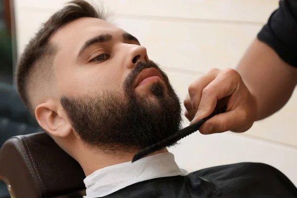 Parrucchiere Professionista Che Lavora Con Cliente Barbiere Primo Piano — Foto Stock