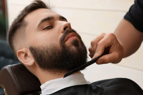 Cabeleireiro Profissional Trabalhando Com Cliente Barbearia Close — Fotografia de Stock