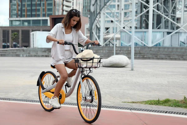 Красива Молода Жінка Їде Велосипеді Провулку Місті Простір Тексту — стокове фото