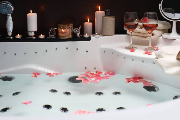 Fürdőkád Egy Pohár Borral Gyertyákkal Romantikus Hangulat — Stock Fotó