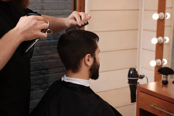 Parrucchiere Professionista Che Lavora Con Cliente Barbiere Primo Piano — Foto Stock