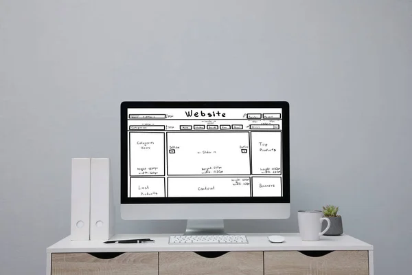 Υπολογιστής Σκίτσο Του Σχεδιασμού Ιστοσελίδας Και Του Σχεδιασμού Λευκό Τραπέζι — Φωτογραφία Αρχείου