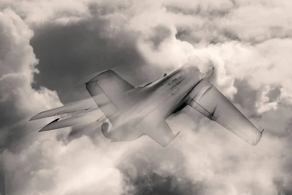 Jet Μαχητικό Που Φέρουν Στον Ουρανό Αφράτα Σύννεφα — Φωτογραφία Αρχείου