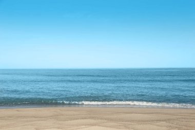 Deniz kenarındaki kumsal manzarası.