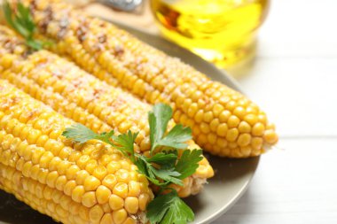 Parmesanlı ızgara mısır, yakın çekim.