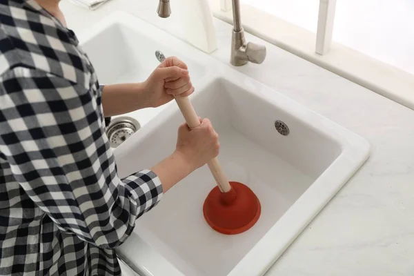 Wanita Menggunakan Plunger Untuk Unclog Wastafel Saluran Dapur Closeup — Stok Foto