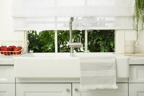 Clean Towel Hanging White Sink Kitchen — Stockfoto