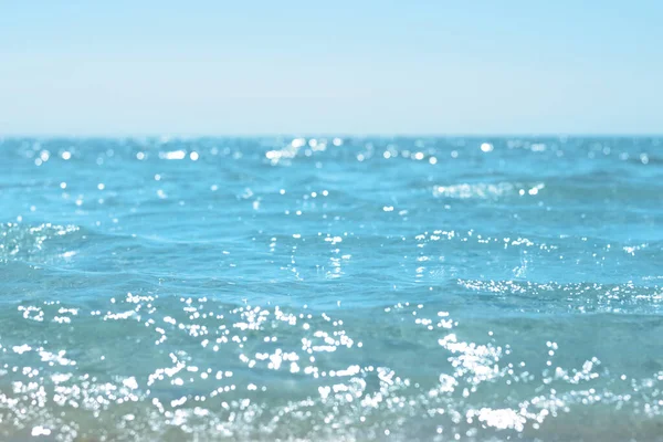 Krásné Moře Pod Modrou Oblohou Slunečného Dne Detailní Záběr — Stock fotografie