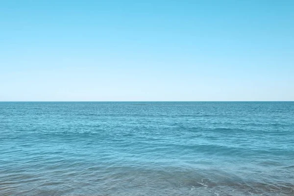 Όμορφη Θέα Στη Θάλασσα Την Ηλιόλουστη Μέρα — Φωτογραφία Αρχείου