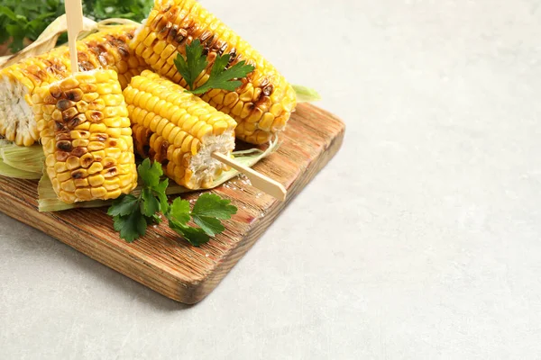 Tasty Grilled Corn Cobs Light Table Space Text — Stock Photo, Image