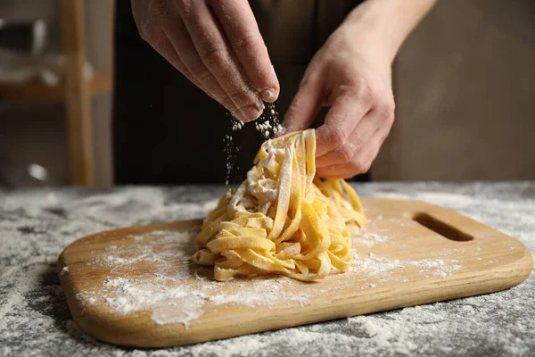Vrouw Die Pasta Bereidt Aan Tafel Close Zicht — Stockfoto