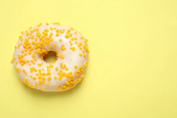 Köstliche Glasierte Donut Auf Gelbem Hintergrund Draufsicht Raum Für Text — Stockfoto