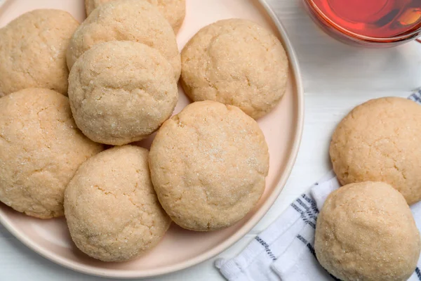 Deliciosas Galletas Azúcar Una Taza Sobre Una Mesa Madera Blanca —  Fotos de Stock