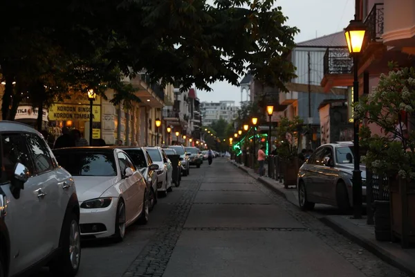 Batumi ジョージア州 2022年5月31日 夕方に建物や駐車車と美しい街の通り — ストック写真