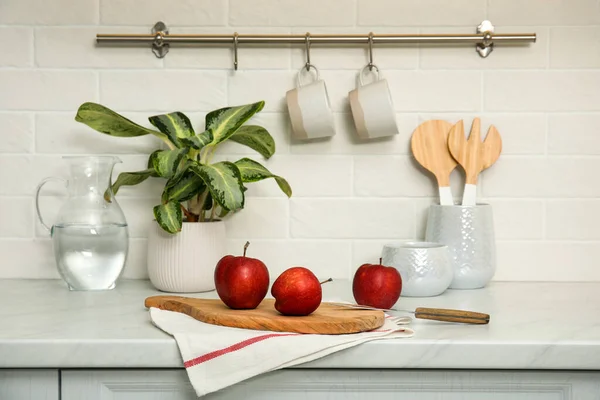 Clean Towel Wooden Board Ripe Apples Countertop Kitchen — Foto de Stock