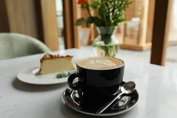 Cup Fresh Coffee Dessert Table Indoors — Fotografia de Stock
