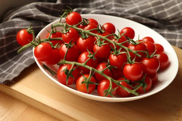 Plate Ripe Whole Cherry Tomatoes Wooden Table Closeup — Φωτογραφία Αρχείου