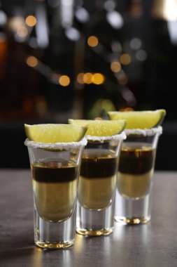 Meksika tekilası, limon dilimleri ve tezgahta tuz.
