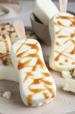 Lezzetli jöleli dondurma ve çikolata, yakın plan.