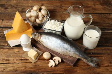 Tahta masada D vitamini bakımından zengin taze ürünler.